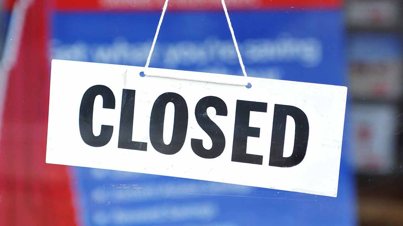 Image of a closed sign hanging on a door