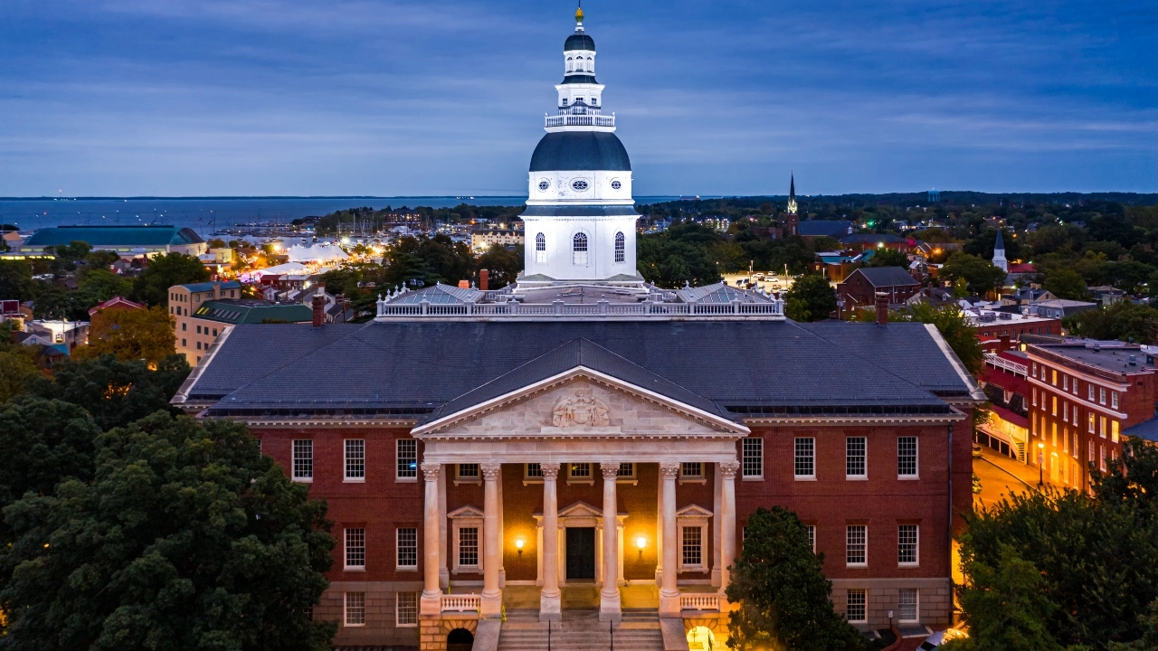 Image of Maryland state capitol at dusk