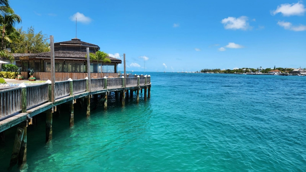 Image of the light blue water of Nassau, Bahamas