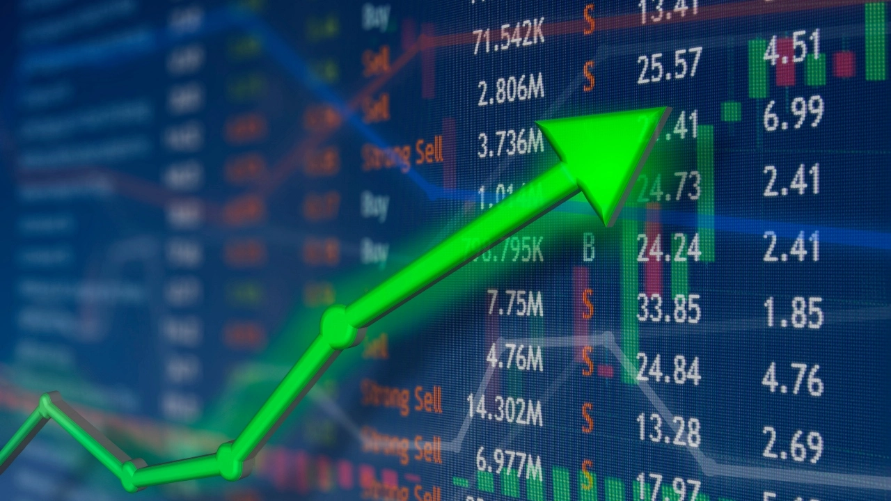 Image of a green upward arrow emblazoned on a stock trading board