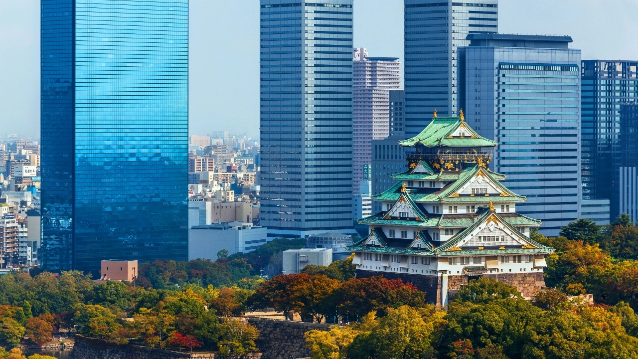 Image of Osaka Castle with Osaka's downtown skyline in the background