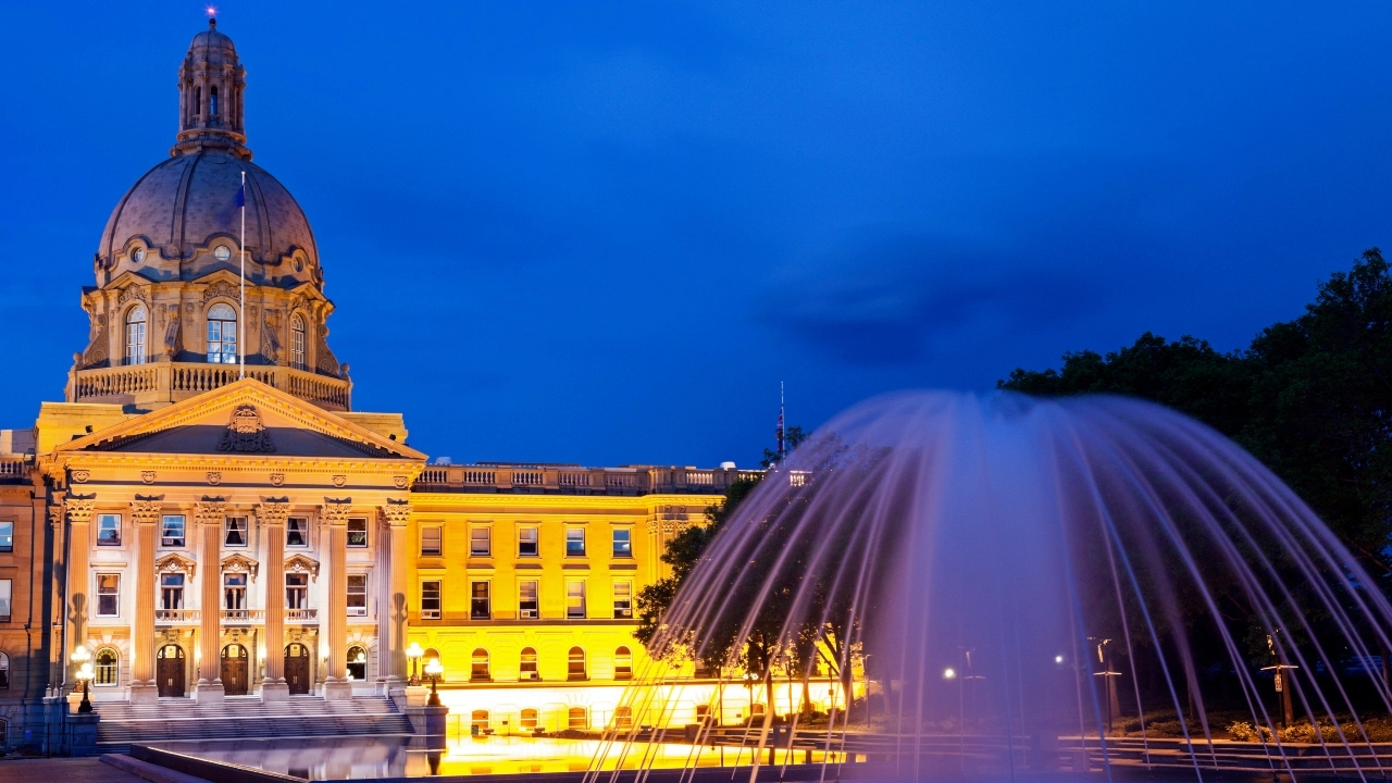 Image of the Alberta Legislature Building at night