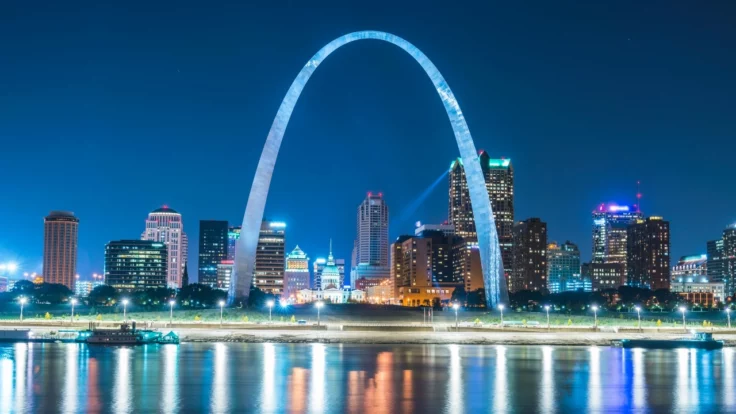 Image of the St. Louis skyline, including the Gateway Arch, at night