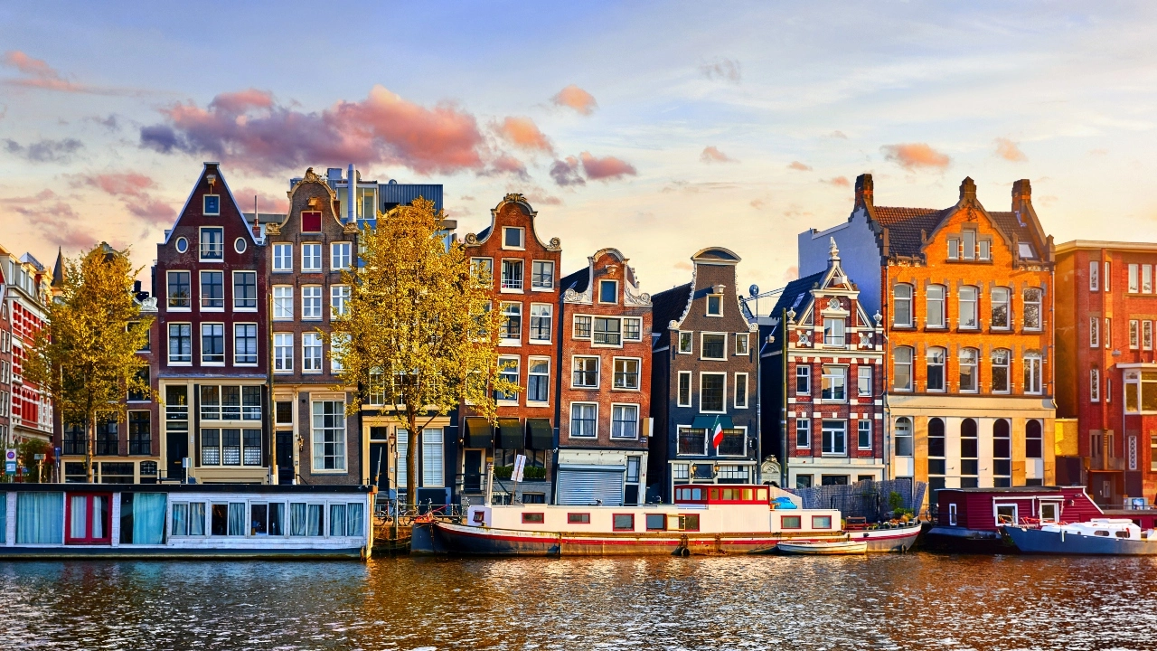 Image of houses overlooking the Amstel river in Amsterdam, Netherlands
