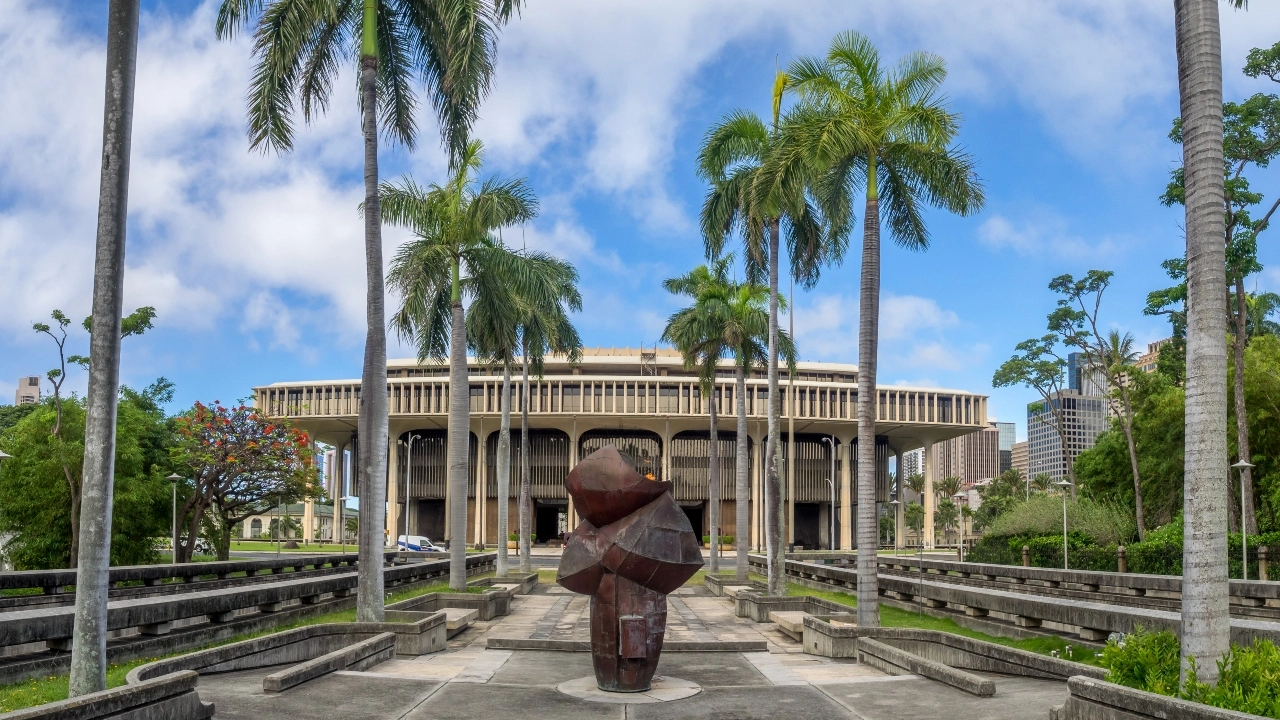 Image of the Hawaii state capitol building in Honolulu