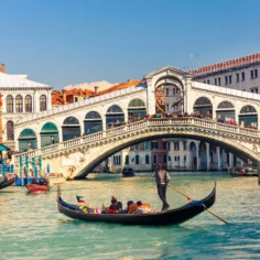 Image of the Rialto Bridge in Venice, Italy