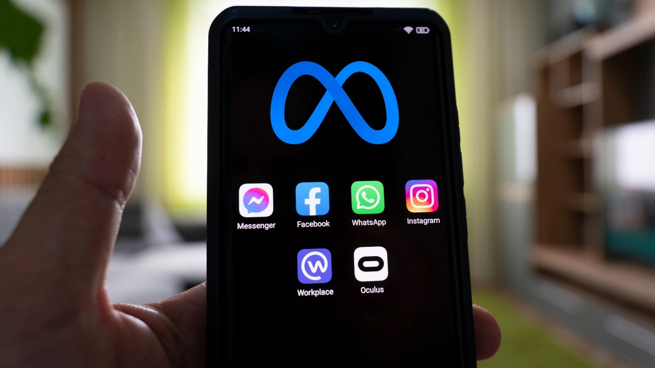 Image of a cellphone displaying the Meta logo and apps for Meta products Messenger, Facebook, WhatsApp, Instagram, Workplace and Oculus